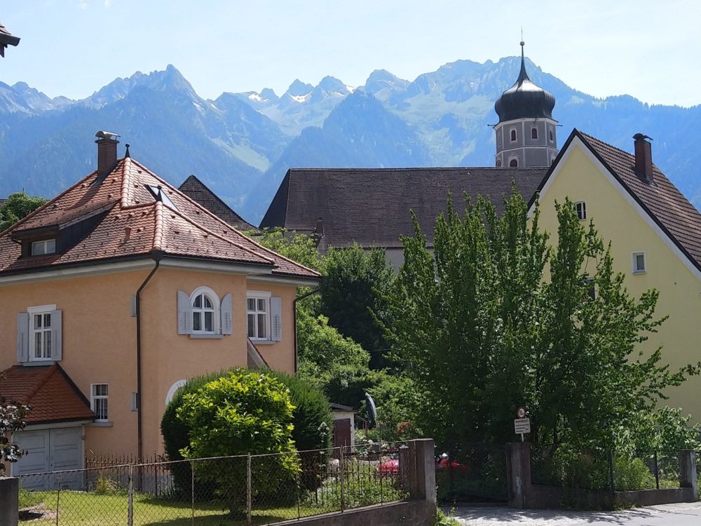 Bludenz von Bergen eingerahmt